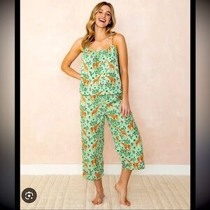PRINTFRESH Grazing Giraffes - Cami Cropped Pants Pajama Set - Sage - Size Medium